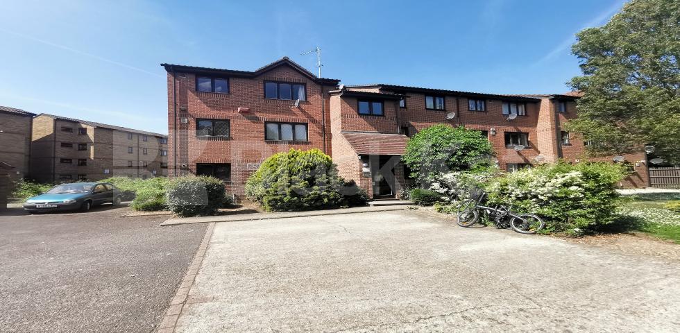 			UNDER OFFER , Studio Apartment, 1 bath, 1 reception Ground Floor Flat			 Bridge Meadows, Bermondsey